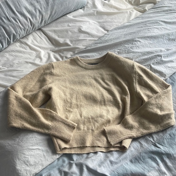 Danielle Bernstein tan sweater - Picture 4 of 6
